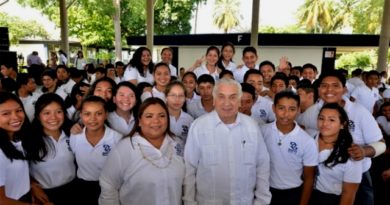 El gobernador Arturo Núñez impulsa a la juventud tabasqueña.