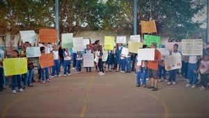 Padres de familia y alumnos protestan por escuela inconclusa | Total ...