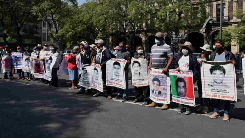 Dispuesto AMLO a reunirse con padres de los 43 | Total Sapiens