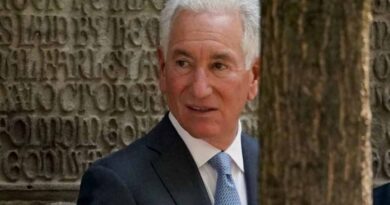 Trump envía a delincuente como embajador… a París Trump envía a delincuente como embajador… a París