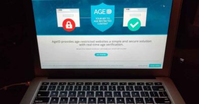 Incumplen plataformas para adultos protección a menores