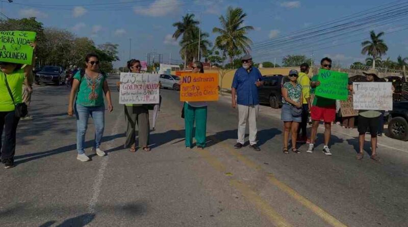 Marchan trabajadores contra políticas económicas de Milei
