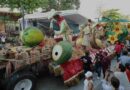 Familias disfrutan y celebran el Desfile de Carros Alegóricos 2026
