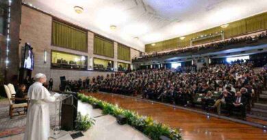 Exhorta Papa a universitarios a construir un mundo de paz