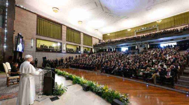 Exhorta Papa a universitarios a construir un mundo de paz