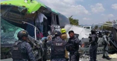 Un muerto y 15 heridos al chocar autobús y unidad de GN