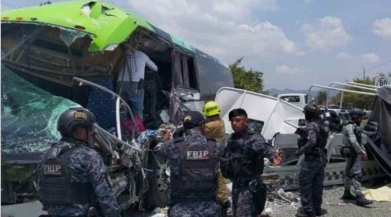 Un muerto y 15 heridos al chocar autobús y unidad de GN