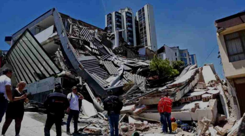Suman 111 muertos tras el sismo de 7.4 en Colombia