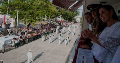 Pueblo y Gobierno ven desfile cívico-militar en Chetumal Pueblo y Gobierno ven desfile cívico-militar en Chetumal
