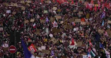 Más de 100 mil personas protestan en Francia Más de 100 mil personas protestan en Francia