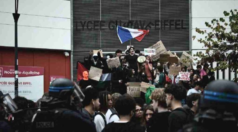 Estudiantes urgen respuesta del gobierno francés Estudiantes urgen respuesta del gobierno francés